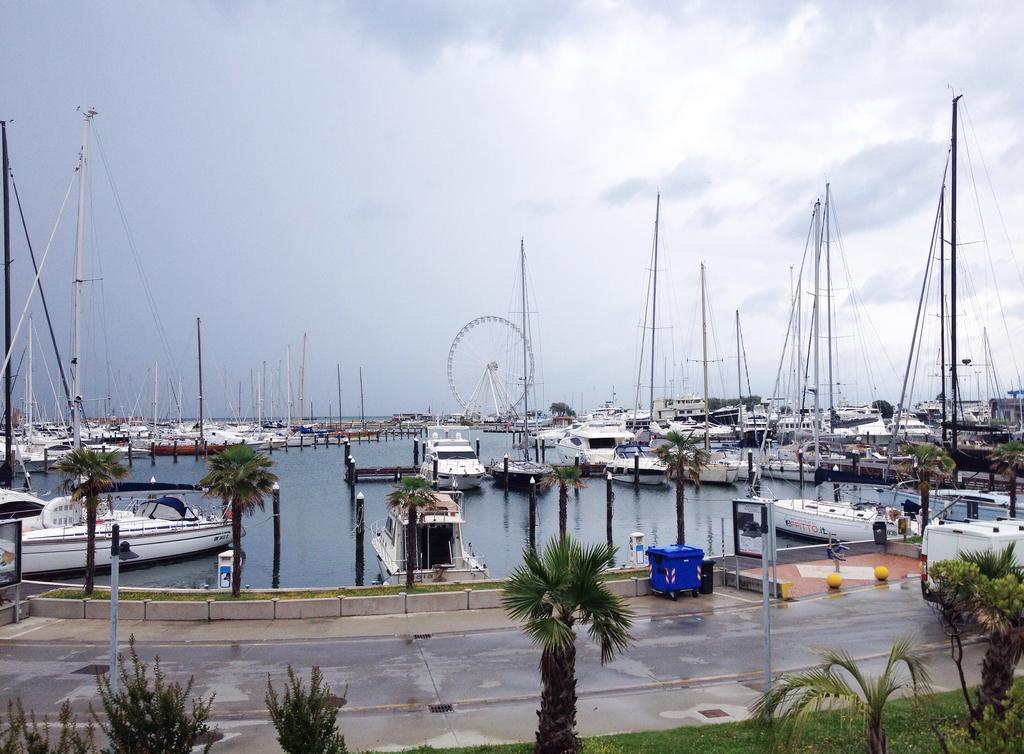 Appartamento Laura A 2 Passi Dal Mare Rimini Bagian luar foto